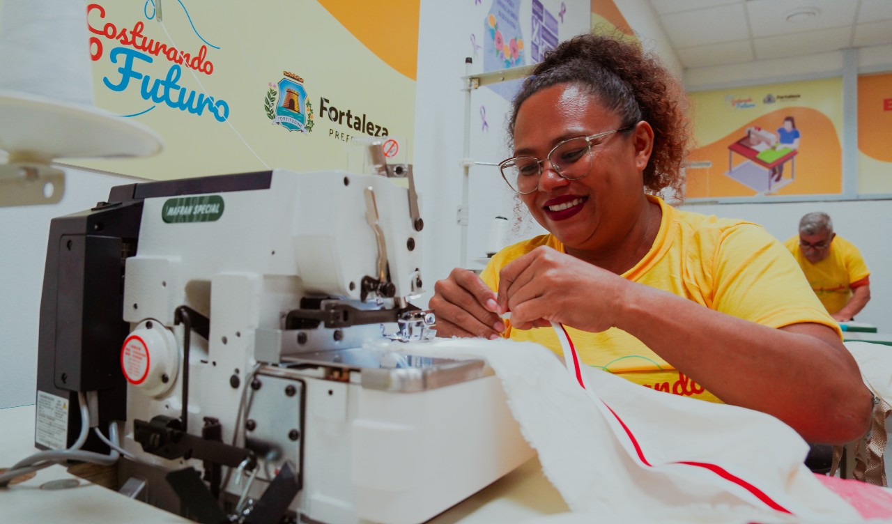 mulher costurando no ateliê costurando o futuro da prefeitura